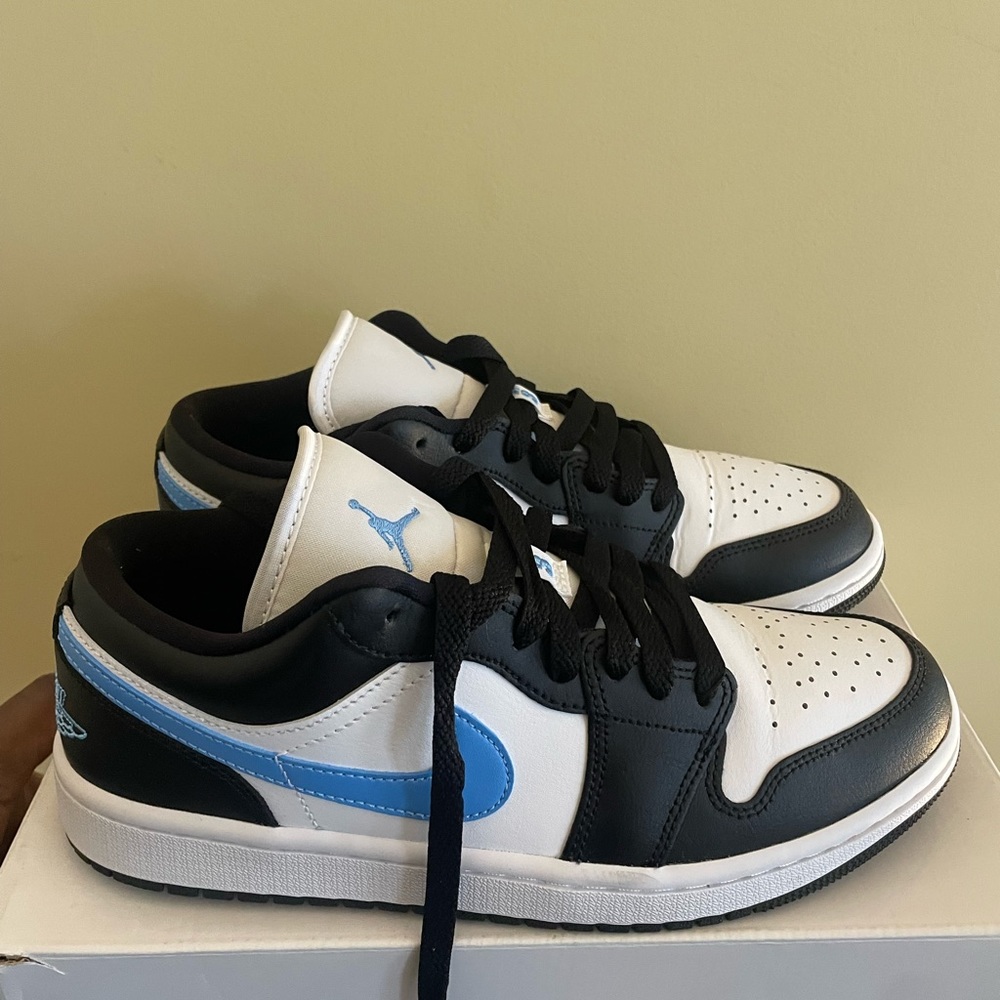 Air Jordan Low SE in University Blue, white and black